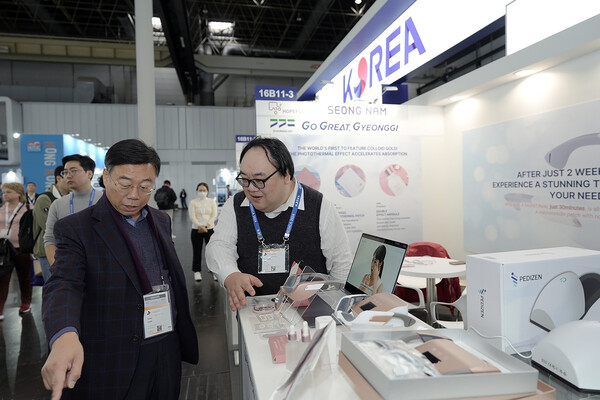 신 시장은 전시회 현장에 마련된 성남관을 방문하여 각 기업의 부스를 둘러보며, 혁신적인 기술과 제품을 확인하고 글로벌 시장 동향을 파악했다./ 성남시 제공