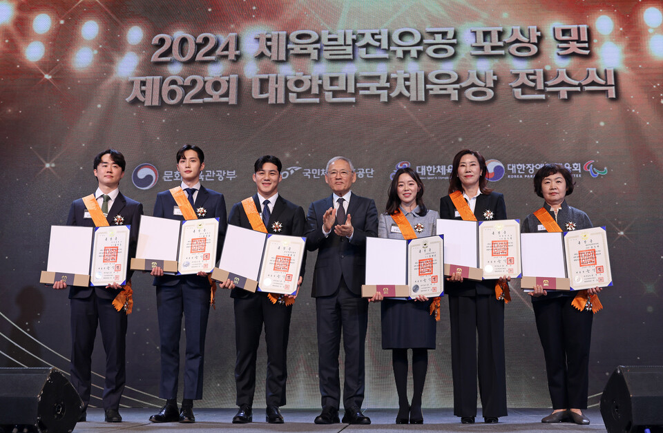 유인촌 문화체육관광부 장관이 12일 서울 중구 더플라자에서 열린 2024 체육발전유공 포상 및 제62회 대한민국체육상 전수식에서 체육훈장 청룡장을 전수한 뒤 수훈자와 기념촬영을 하고 있다. /문화체육관광부 제공