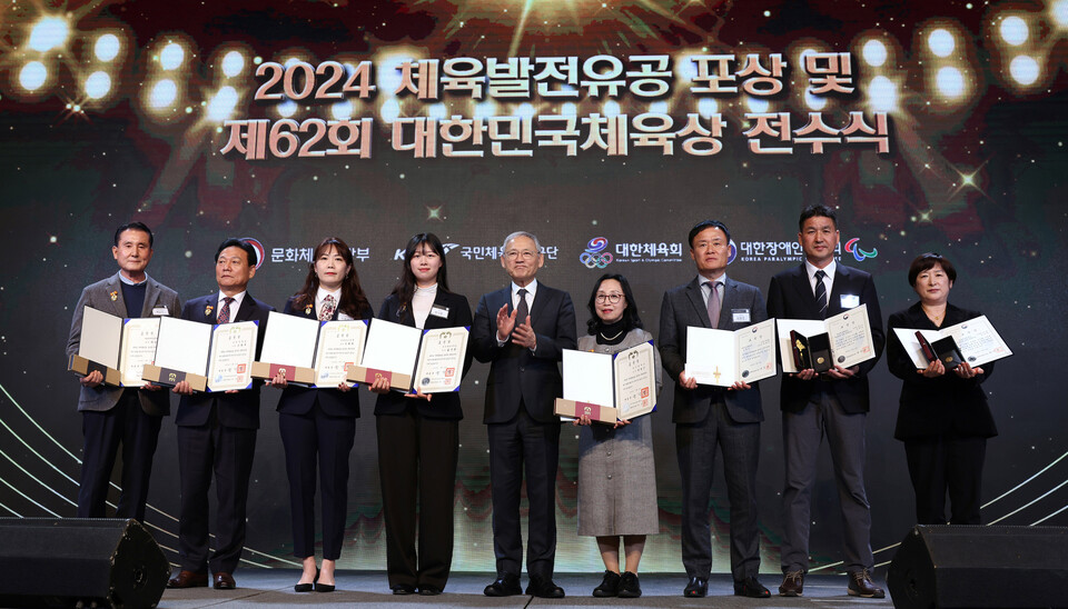 유인촌 문화체육관광부 장관이 12일 서울 중구 더플라자에서 열린 2024 체육발전유공 포상 및 제62회 대한민국체육상 전수식에서 대한민국체육상을 수여한 뒤 수상자와 기념촬영을 하고 있다. /문화체육관광부 제공