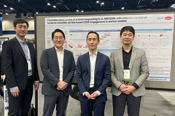 차세대 면역조절 항암 혁신신약 ‘HM16390’의 임상 1상 책임 연구자를 맡은 박종철 교수(오른쪽에서 둘째)와 노영수 한미약품 ONCO임상팀 이사(오른쪽 끝), 최재혁 R&D센터 그룹장(오른쪽에서 셋째), 김진영 파트장이 올해 11월 미국 휴스턴에서 열린 면역항암학회(SITC)에서 기념촬영을 하고 있다. /한미약품 제공