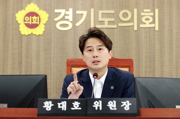 경기도의회 문화체육관광위원회 황대호 위원장(더불어민주당, 수원3)은 11일 경기도청에서 열린 문화체육관광국 행정사무감사에서 조례에 명시된 사업들이 제대로 추진되지 않은 점을 강하게 질타하며, 탁상행정을 타파할 것을 주문했다./ 경기도의회 제공