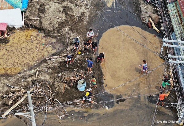 필리핀을 강타한 열대성 폭풍 짜미가 지나간 뒤 피해 지역의 모습. / 사진=세이브더칠드런.