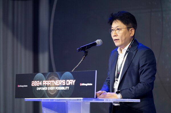 LG에너지솔루션 CEO 김동명 사장이 2024 파트너스데이 행사에 참석해 환영사를 하고 있다. / LG에너지솔루션