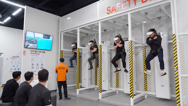LG전자가 창원 LG스마트파크에 오픈한 안전체험센터 '세이프티온(SAFETY ON)’에서 공사 현장에서의 추락사고를 VR로 체험하며 안전대 착용의 중요성을 교육 받고 있는 모습./사진=LG전자