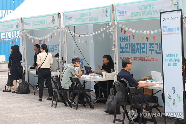 고령에 대한 주관적 인식이 상향하며 50~60대의 라이프스타일이 젊게 변화하고 있다. / 연합뉴스