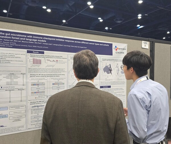 CJ바이오사이언스 연구원이 SITC 현장에서 참관객에게 연구 성과를 설명하고 있다./CJ바이오사이언스 제공