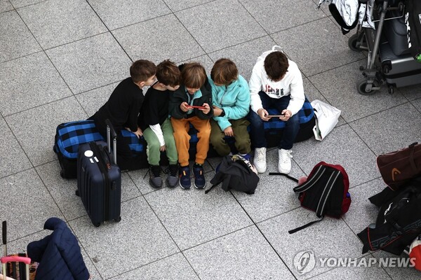 한국 교육부는 디지털 기기를 배제하는 다른 나라의 교육부와 다른 입장을 취한다. 이주호 장관은 "(세계적인) 전체 흐름은 디지털 기기, 소프트웨어를 많이 학교에서 활용하는 쪽으로 가는 건 틀림이 없다"며 "한국 위치는 그동안 뒤쳐져 있었지만 AIDT 통해 선두주자로 나설 수 있는 기회라고 생각한다"라고 말했다. 