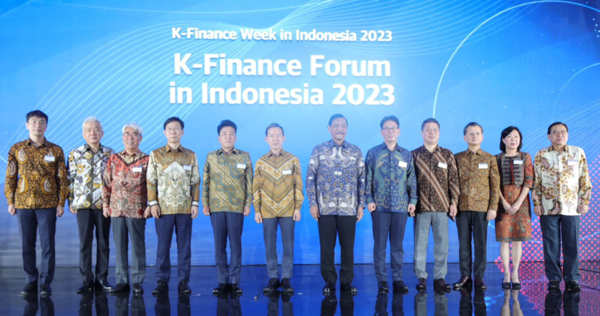 2023년 인도네시아에서 열린 K-파이낸스 위크 행사에 참석한 이복현 금융감독원장과 국내 주요 금융기관 수장들 /금융감독원