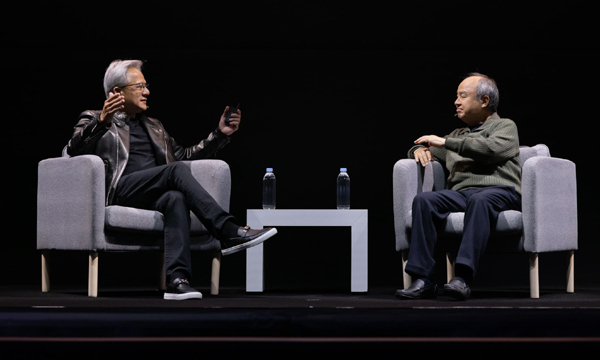 엔비디아 젠슨 황 CEO(왼쪽)와 손정의 일본 소프트뱅크그룹 회장이 13일 일본 도쿄에서 열린 ‘엔비디아 AI 서밋 재팬’에서 대담하고 있다. / 엔비디아