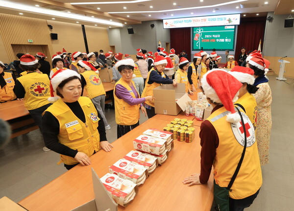 과천시 연말맞이 적십자 산타의 선물 꾸러미 만들기 행사에서 봉사자들이 꾸러미를 포장하고 있다. / 과천시 제공