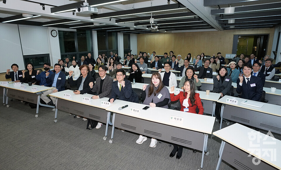 15일 오후 서울대학교 환경대학원에서 2024 제4기 ESG전문가과정이 열렸다. 이날 참여한 ESG전문가과정 1기, 2기, 3기, 4기가 기념촬영을 하고 있다. /최대성 기자 dpdaesung@sporbiz.co.kr 2024.11.15.