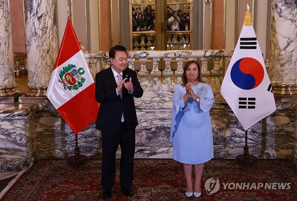 윤석열 대통령이 16일(현지시간) 페루 리마 대통령궁에서 디나 볼루아르테 페루 대통령과 공동언론발표를 마치며 박수치고 있다. /연합뉴스