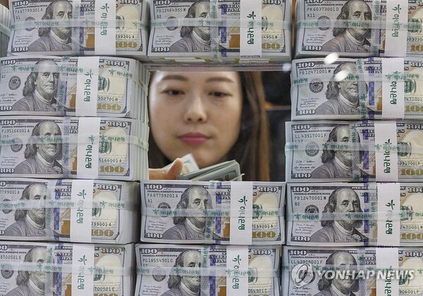 한국은행이 발표한 '2024년 10월중 거주자외화예금 동향'에 따르면 10월말 현재 외국환은행의 거주자외화예금 잔액은 989억 7000만달러로 전월말 대비 51억달러 감소했다. /연합뉴스