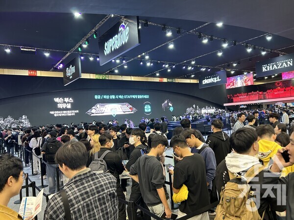 올해 지스타 참가사 중 최대 규모의 대형 전시관을 꾸린 넥슨 부스에 관람객들이 방문하고 있다./ 김정연 기자