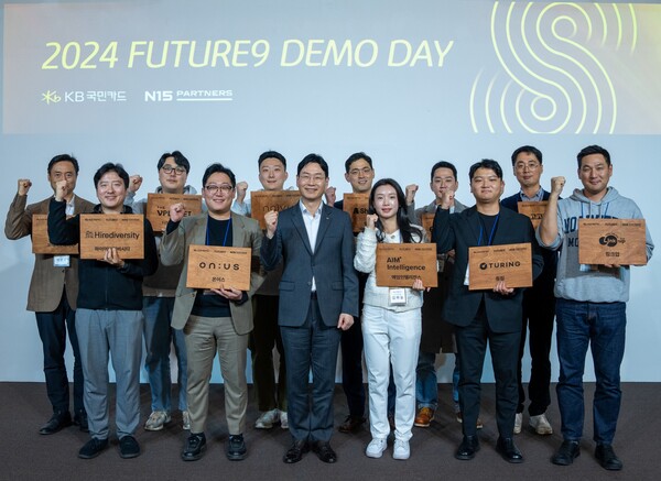 퓨처나인 8기 데모데이에서 KB국민카드 이창권 사장(사진 앞줄 왼쪽에서 세 번째)이 참석자들과 기념촬영하고 있다. /KB국민카드 제공