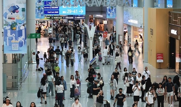 붐비는 인천공항 출국장 전경. /연합뉴스