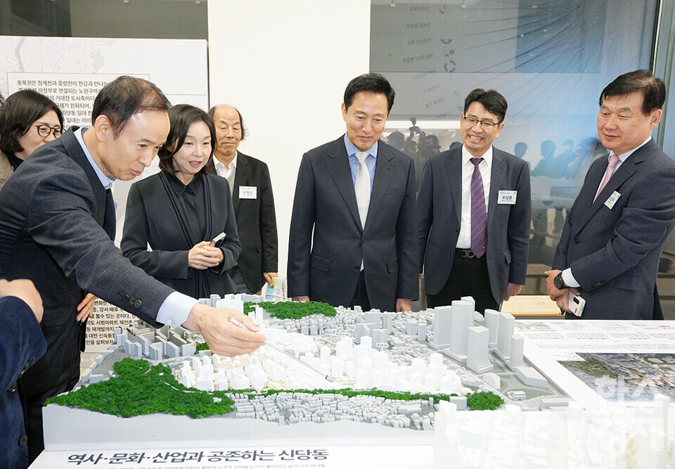 오세훈 서울시장이 21일 서울 중구 서울도시건축전시관 비움홀에서 열린 신속통합기획 전시회 개회식서 전시물을 둘러보고 있다. /최대성 기자 dpdaesung@sporbiz.co.kr 2024.11.21.