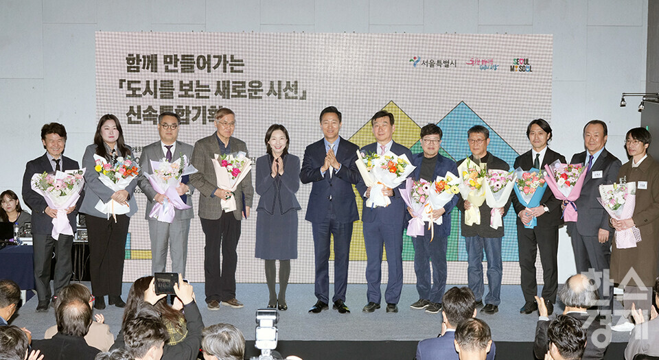 오세훈 서울시장이 21일 서울 중구 서울도시건축전시관 비움홀에서 열린 신속통합기획 전시회 개회식서 수상자들과 기념촬영을 하고 있다. /최대성 기자 dpdaesung@sporbiz.co.kr 2024.11.21.