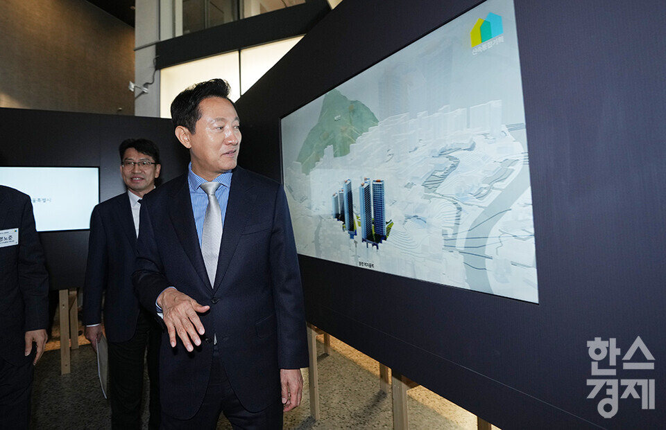 오세훈 서울시장이 21일 서울 중구 서울도시건축전시관 비움홀에서 열린 신속통합기획 전시회 개회식서 전시물을 둘러보고 있다. /최대성 기자 dpdaesung@sporbiz.co.kr 2024.11.21.