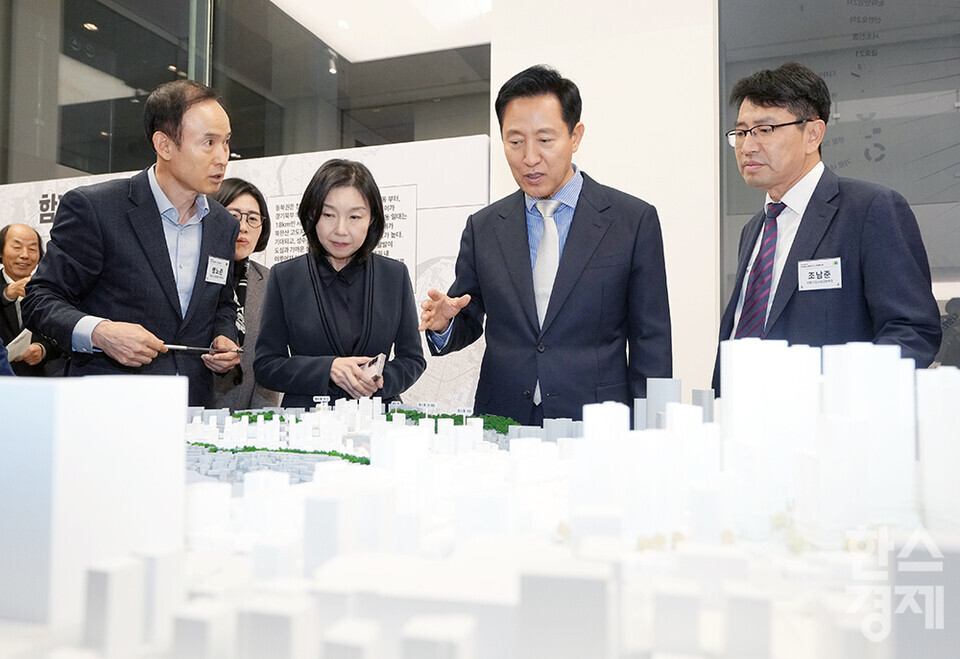 오세훈 서울시장이 21일 서울 중구 서울도시건축전시관 비움홀에서 열린 신속통합기획 전시회 개회식서 전시물을 둘러보고 있다. /최대성 기자 dpdaesung@sporbiz.co.kr 2024.11.21.