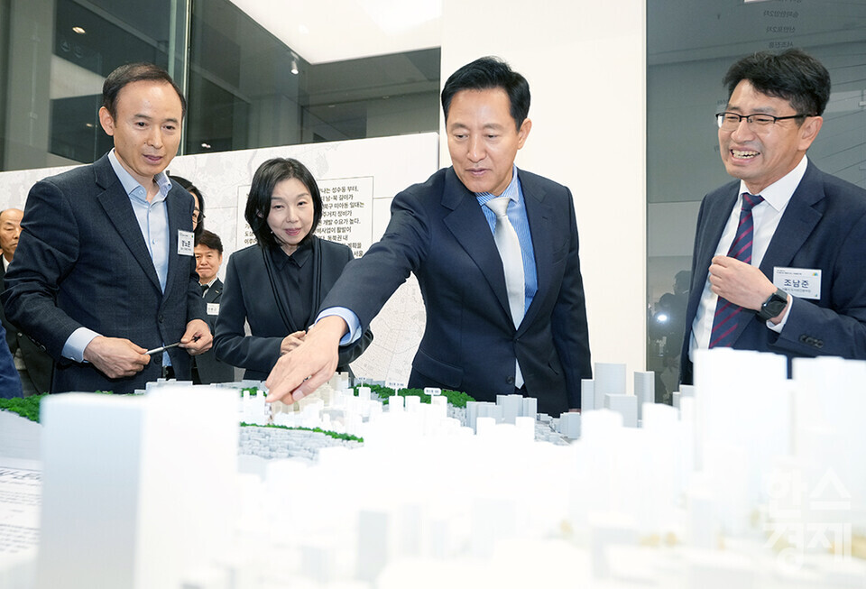 오세훈 서울시장이 21일 서울 중구 서울도시건축전시관 비움홀에서 열린 신속통합기획 전시회 개회식서 전시물을 둘러보고 있다. /최대성 기자 dpdaesung@sporbiz.co.kr 2024.11.21.