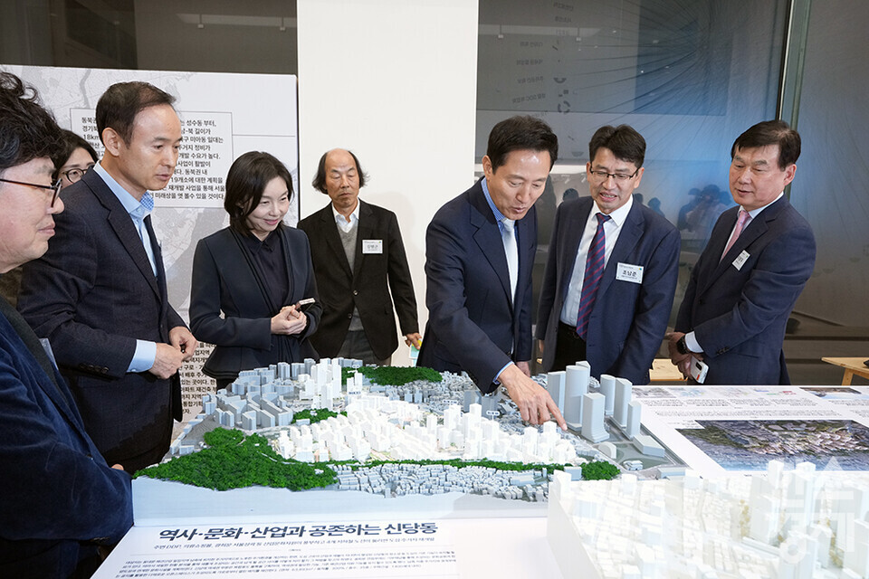 오세훈 서울시장이 21일 서울 중구 서울도시건축전시관 비움홀에서 열린 신속통합기획 전시회 개회식서 전시물을 둘러보고 있다. /최대성 기자 dpdaesung@sporbiz.co.kr 2024.11.21.