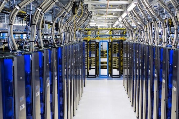 데이터센터의 화석연료 의존도 심화가 전 세계의 재생에너지 전환을 지연시킬 수 있다는 전망이 나왔다. / 사진=연합뉴스