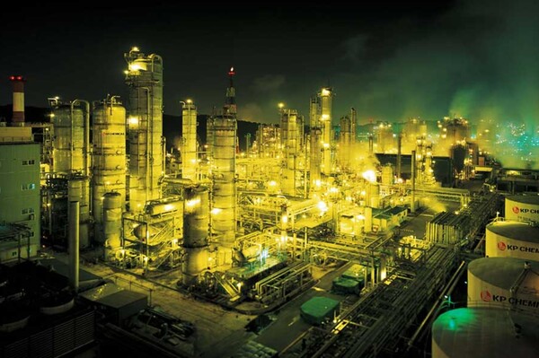 롯데케미칼의 회사채 기한이익상실 사유 발생에 대해 신용평가사들은 즉각적인 유동성 위기 가능성은 낮다면서도 향후 대응과 사채권자 집회 결과를 주시할 계획이라고 밝혔다. / 롯데케미칼