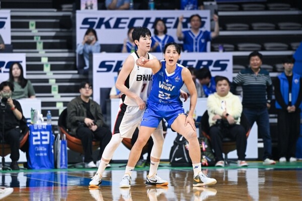 BNK 박혜진(왼쪽)과 우리은행 김단비. /WKBL 제공