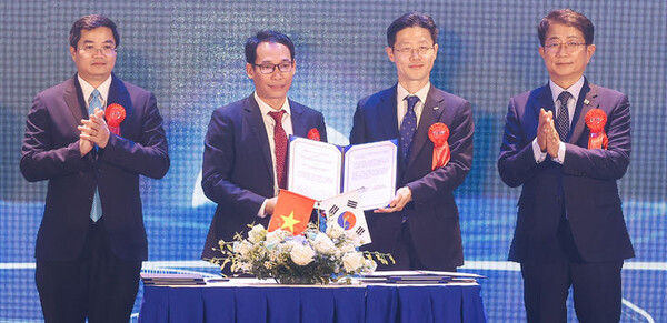 박상우(가장 오른쪽) 국토교통부 장관이 베트남 흥옌성 클린산업단지 조성기념행사에 참석에 참석하고 있다. /국토부 제공