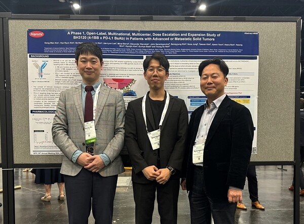 노영수 한미약품 ONCO임상팀 이사(왼쪽부터)와 김성중 연구원, 이경수 북경한미약품 연구소장이 면역항암학회(SITC)에서 기념촬영을 하고 있다. /한미약품 제공