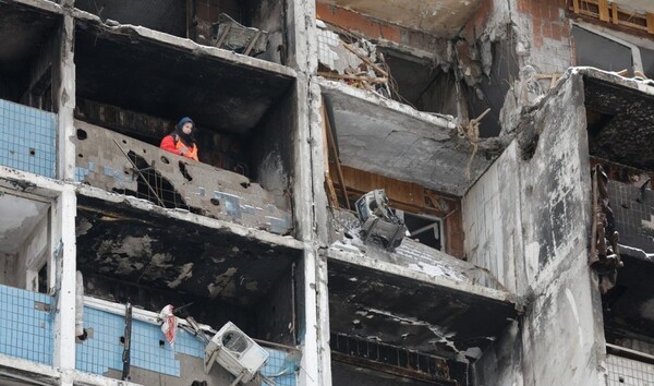 러시아 미사일 폭격에 파괴된 키이우의 한 아파트. /연합뉴스