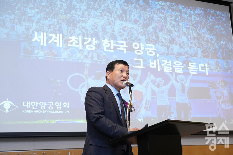 장영술 대한양궁협회 부회장이 27일 오전 서울 여의도 FKI타워 다이아몬드홀에서 열린 '2024 K-스포노믹스 포럼'에서 '세계 최강 한국 양궁, 그 비결을 듣다'를 주제로 강연하고 있다. /최대성 기자 dpdaesung@sporbiz.co.kr 2024.11.27.