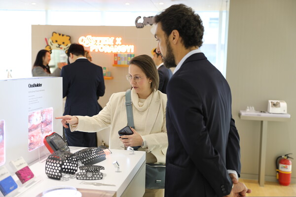 브라질 맨딕대학 관계자들이 오스템임플란트 서울 중앙연구소에 마련된 제품전시관을 둘러보는 모습 . /오스템임플란트 제공
