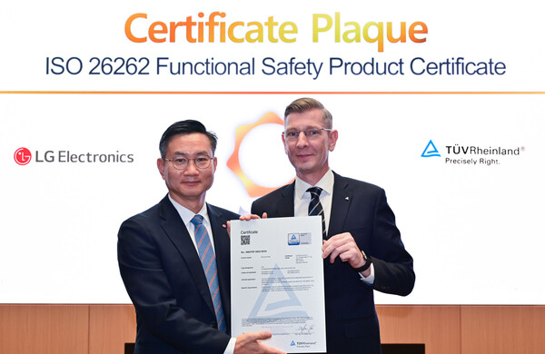 김진경 LG전자 CTO부문 SoC센터장(왼쪽)이 TUV 라인란드 코리아 프랭크 주트너(Frank Juettner) 대표로부터 인증서를 전달 받았다./사진=LG전자