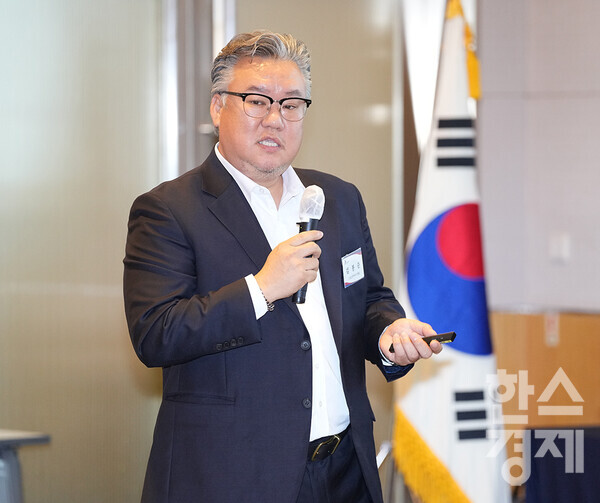 김봉준 스포츠투아이 대표가 2024 K-스포노믹스포럼에서 'AI스포츠 현재와 미래'를 주제로 강연하고 있다./최대성 기자