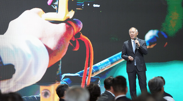 현대차그룹 회장인 정의선 대한양궁협회장이 '한국 양궁 60주년 기념행사'에서 환영사를 하고 있다. / 한스경제