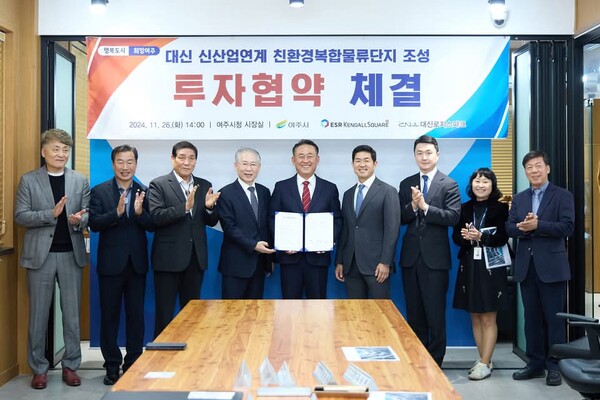 이충우 여주시장은 "ESR켄달스퀘어 남선우 대표님과 대신로지스파크 김찬수 대표님께 감사드린다"며 "이번 투자협약이 여주시를 지속 가능한 친환경 도시로 도약시키고 지역경제 활성화의 계기가 되길 기대한다."고 강조했다./ 이충우 여주시장 페이스북 사진 캡쳐
