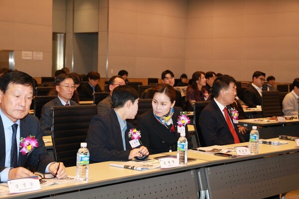 임오경 더불어민주당 의원과 김재원 조국혁신당 의원이 대화를 나누고 있다. /임오경 의원 페이스북