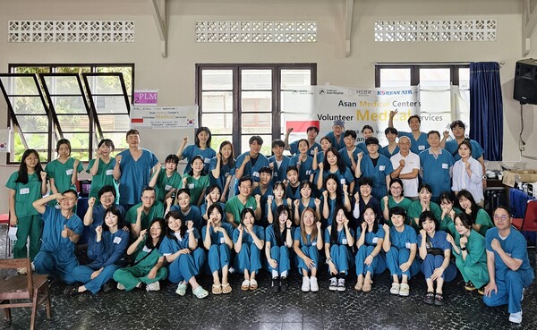 서울아산병원 의료봉사단이 인도네시아 화산피해지역에서 의료봉사를 펼쳤다./서울아산병원 제공
