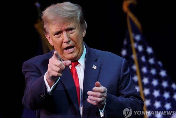 도널드 트럼프 미국 대통령 당선인이 집권하자마자 무역불균형 문제를 해결하기 위해 수입품에 최소 10% 정도의 보편적 관세를 매길 것이란 전망이 나오는 가운데 이 같은 정책이 실현되면 한국 수출에도 타격이 불가피할 전망이다. / 연합뉴스