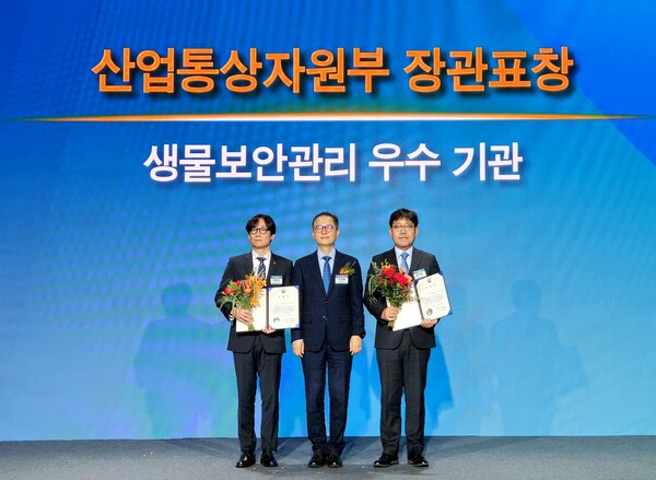 박용욱 SK바이오사이언스 Bio연구본부장(왼쪽 첫번째)이 산업통상자원부 장관상 수상 후 기념촬영을 하고 있다./SK바이오사이언스 제공