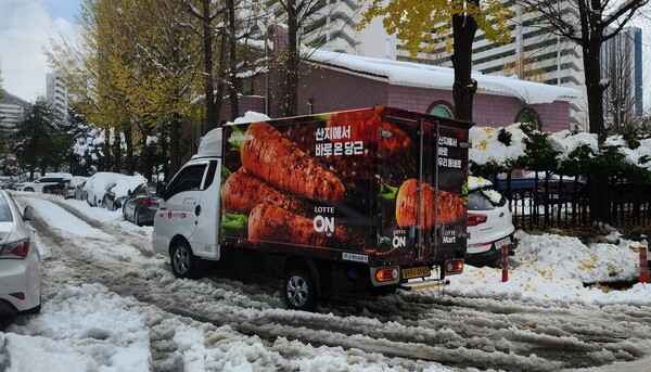 지난 28일 경기도 한 아파트 단지 내로 들어선 택배차량이 전날 폭설로 인해 쌓인 눈으로 움직이지 못하고 있다. / 사진=이수민 기자