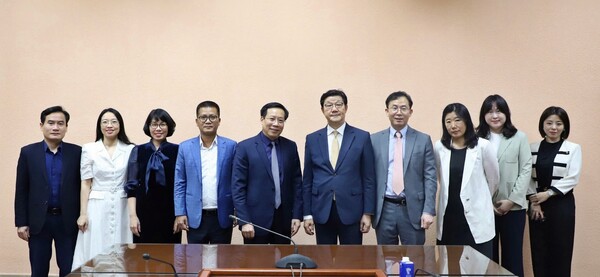 베트남 보건부 레 뜩 루안 차관(왼쪽에서 다섯번째)과 제약바이오협회 노연홍 회장(여섯번째)이 규제 협력에 대한 면담을 진행했다. /한국제약바이오협회 제공