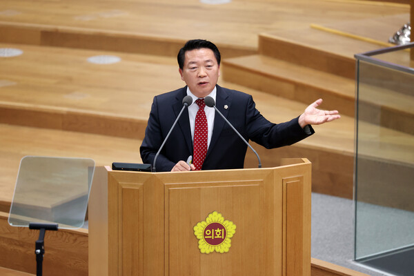 경기도 농정해양위원회 방성환 위원장이 경기도지사와 의회 간의 소통 부족 문제를 강력히 제기하며, 도민의 삶과 직결된 농정 정책에 대해 실질적 협력 강화를 촉구했다. / 경기도의회 제공