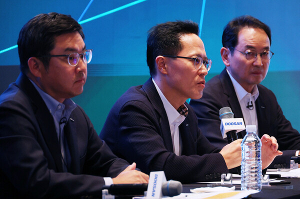 두산에너빌리티-두산로보틱스 분할합병 관련 기자간담회. (왼쪽부터) 류정훈 두산로보틱스 대표, 박상현 두산에너빌리티 대표, 스캇 박 두산밥캣 부회장. / 사진=연합뉴스.