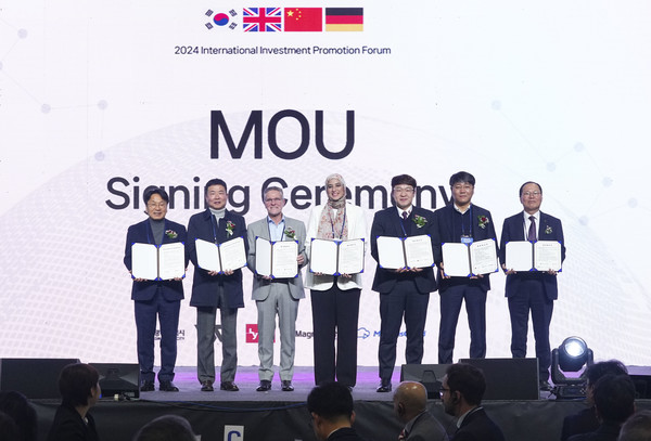 강기정 광주광역시장이 29일 서구 김대중컨벤션센터에서 열린 ‘2024 국제 투자유치 포럼’에 참석해 국내외 기업들과 투자유치 업무협약을 체결하고 있다. /광주시 제공