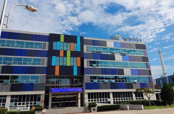 정부도 BIPV 생태계 활성화를 위한 구체적인 로드맵을 발표하고 정책 개선에 나서고 있다. 사진은 BIPV 모듈을 적용한 서울에너지공사 건물 / 서울에너지공사