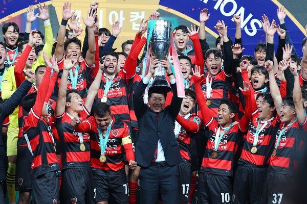 30일 오후 서울월드컵경기장에서 열린 2024 하나은행 코리아컵 포항 스틸러스와 울산HD의 결승전에서 3-1로 승리를 거두며 우승을 차지한 포항 선수들이 우승 세리머니를 하고 있다. /연합뉴스