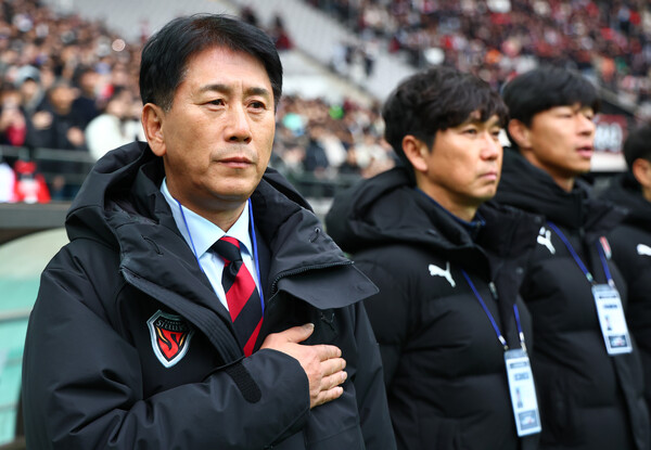 30일 오후 서울월드컵경기장에서 열린 2024 하나은행 코리아컵 포항 스틸러스와 울산HD의 결승전. 포항 박태하 감독이 경기에 앞서 국민의례를 하고 있다. /연합뉴스